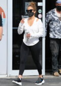 Jennifer Lopez arbore un haut blanc et des leggings noirs pour une séance d'entraînement au gymnase à Miami, Floride