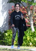 Camila Cabello vu portant des leggings à motifs avec un sweat à capuche noir lors d'une promenade en solo à Miami, Floride