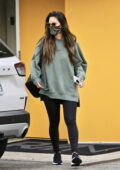 Olivia Munn porte un sweat-shirt surdimensionné avec des leggings alors qu'elle quitte une salle de sport à West Hollywood, Californie