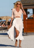 Victoria Silvstedt bénéficie d'un après-midi à profiter du soleil avec des amis à Miami, Floride