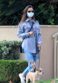 Lily Collins a l'air confortable dans une veste-chemise lavande alors qu'elle sort promener son chien à Los Angeles