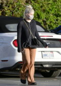 Ariel Winter garde le confort dans un pull noir et un pantalon baggy marron tout en faisant le plein d'épicerie à Los Angeles