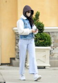 Eiza Gonzalez a l'air confortable dans un sweat à capuche associé à une veste en jean et à un pantalon de jogging alors qu'elle quitte la clinique LaserAway de Los Angeles