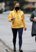 Jennifer Garner porte une veste jaune avec des leggings alors qu'elle sort prendre un café avec un ami à Brentwood, en Californie