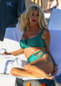 Victoria Silvstedt montre sa silhouette bronzée dans un bikini vert tout en vous relaxant sur la plage de Miami Beach, Floride