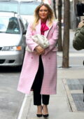 Hilary Duff est jolie en rose lors du tournage de scènes pour 'Younger' à Manhattan, New York City