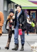 Daisy Lowe emmène son chien mignon pour une promenade et un café avec des amis dans le nord de Londres, Royaume-Uni