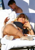 Victoria Silvstedt profite de quelques temps d'arrêt avec ses amis sur la plage de Miami Beach, Floride
