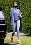 Kaia Gerber affiche ses jambes minces dans des leggings gris alors qu'elle quitte la salle de sport à West Hollywood, Californie
