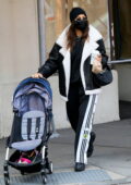 Irina Shayk a l'air élégante en monochrome alors qu'elle va chercher sa fille à l'école de New York