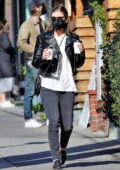 Kate Mara coupe une silhouette décontractée dans un jean noir et une veste en cuir tout en faisant un café à Los Feliz, en Californie