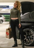 Heidi Montag clignote son ventre dans un crop top alors qu'elle quitte le marché d'Erewhon à Pacific Palisades, Californie
