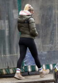 Scarlett Johansson s'emballe dans une doudoune tout en sortant pour déjeuner par une journée froide dans les Hamptons, New York