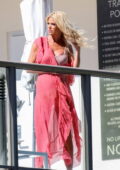 Victoria Silvstedt vu faire une séance photo sur le balcon de son hôtel pendant son séjour à Miami, Floride