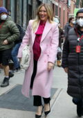 Hilary Duff est tout sourire pendant le tournage de 'Younger' à Manhattan, New York City