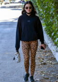 Lucy Hale porte un sweat à capuche noir et des leggings à imprimé animal pour une séance de randonnée à Los Angeles