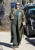 Hailey Bieber a l'air chic dans un trench-coat vert olive alors qu'elle se rend à une réunion d'affaires à Los Angeles
