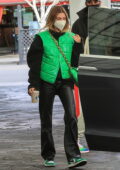 Hailey Bieber a l'air cool dans une veste sans manches verte lors d'une visite chez un dermétologue avec Justin Bieber à West Hollyood, Californie
