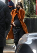 Emily Ratajkowski montre sa bosse de bébé en pleine croissance alors qu'elle se dirige vers le déjeuner à New York