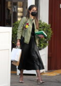Jordana Brewster amène son chien alors qu'elle prend le dîner pour aller à Brentwood, en Californie