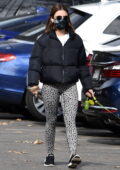 Lucy Hale porte une doudoune noire et des leggings à imprimé animal lors d'une randonnée avec son chiot à Los Feliz, Californie