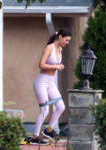 Victoria Justice montre sa silhouette tonique en soutien-gorge de sport rose et legging comme lors d'une séance d'entraînement à Los Angeles