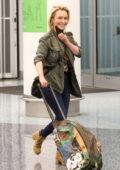 Hayden Panettiere a l'air incroyable alors qu'elle affiche un grand sourire en traversant l'aéroport LAX à Los Angeles