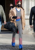 Bella Hadid a l'air élégante à rayures alors qu'elle quitte son hôtel pendant la Fashion Week de Paris 2021 à Paris, France