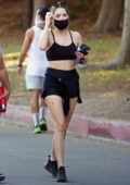 Ashley Benson montre sa silhouette tonique en haut d'entraînement et en short lors d'une randonnée avec un ami à Los Angeles