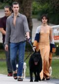 Camila Cabello et Shawn Mendes vu promener les chiens avec la famille de Camila à Miami, Floride