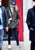 Cara Delevingne reste discrète alors qu'elle s'arrête à l'hôtel La Reserve à Paris, France