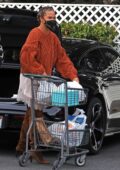 Chrissy Teigen s'empare de l'essentiel à Bristol Farms à Beverly Hills, Californie