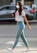 Eiza Gonzalez sports t-shirt blanc et leggings sarcelle tout en faisant un café à West Hollywood, Californie