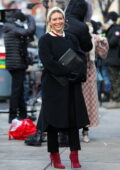Hilary Duff couvre sa bosse de bébé sous un manteau noir lors du tournage de scènes pour `` plus jeune '' à Manhattan, New York City