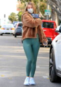 Julianne Hough prend un appel Zoom tout en portant un manteau en peluche marron et des leggings vert sarcelle à Los Angeles