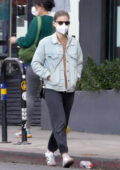 Kate Mara reste décontractée alors qu'elle participe à une course de café en solo à Los Feliz, en Californie