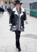Kelly Brook est mignonne en mini-robe vichy et chapeau à Heart Radio à Londres, Royaume-Uni