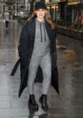 Kelly Brook est superbe dans les tenues décontractées alors qu'elle sort avec un pantalon de jogging gris avec un manteau long et des bottes à Londres, au Royaume-Uni