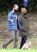 Lily Collins et Charlie McDowell sortent promener leur chien à Los Angeles