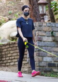 Lucy Hale enfile un t-shirt noir et des leggings lors d'une randonnée avec son chiot à Los Angeles