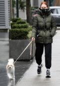 Madelaine Petsch s'emballe dans une doudoune vert olive tout en promenant son chien à Vancouver, Canada