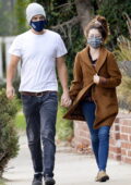 Sarah Hyland tient la main de son fiancé Wells Adams lors d'une promenade matinale à Hollywood, en Californie