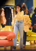 Selena Gomez porte un col roulé beige avec un trench-coat Louis Vuitton lors d'une sortie shopping à New York City