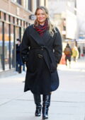 Hilary Duff est élégante en noir tout en étant repérée sur le tournage de `` Younger '' à SoHo, New York City