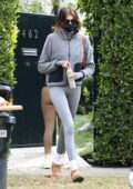 Kaia Gerber enfile une veste grise et des leggings alors qu'elle quitte un studio de Pilates à Los Angeles