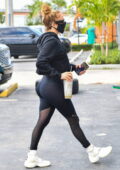Jennifer Lopez a l'air fabuleuse dans un sweat à capuche et des leggings tout noirs alors qu'elle se rend au gymnase à Miami, en Floride
