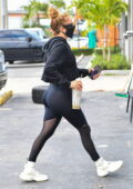 Jennifer Lopez a l'air fabuleuse dans un sweat à capuche et des leggings tout noirs alors qu'elle se rend au gymnase à Miami, en Floride