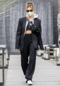 Hailey Bieber garde le chic décontracté avec un costume noir et un sweat à capuche gris lors de ses achats de meubles à West Hollywood, Californie