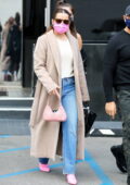 Addison Rae a l'air chic dans un manteau beige et un jean alors qu'elle fait du shopping chez XIV Karats à Los Angeles