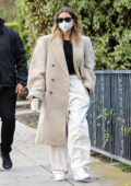 Hailey Bieber est flanquée de sa sécurité alors qu'elle rend visite à un ami à Beverly Hills, Californie